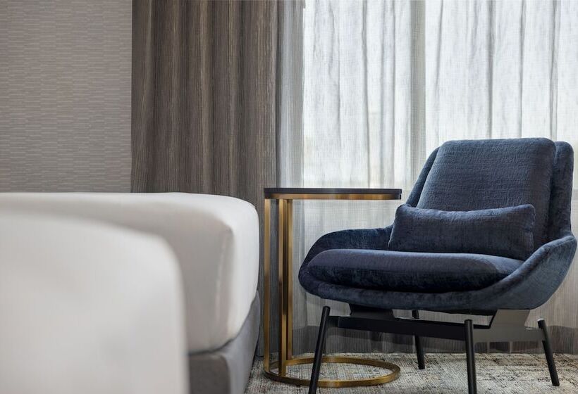 هتل Doubletree By Hilton Kingston