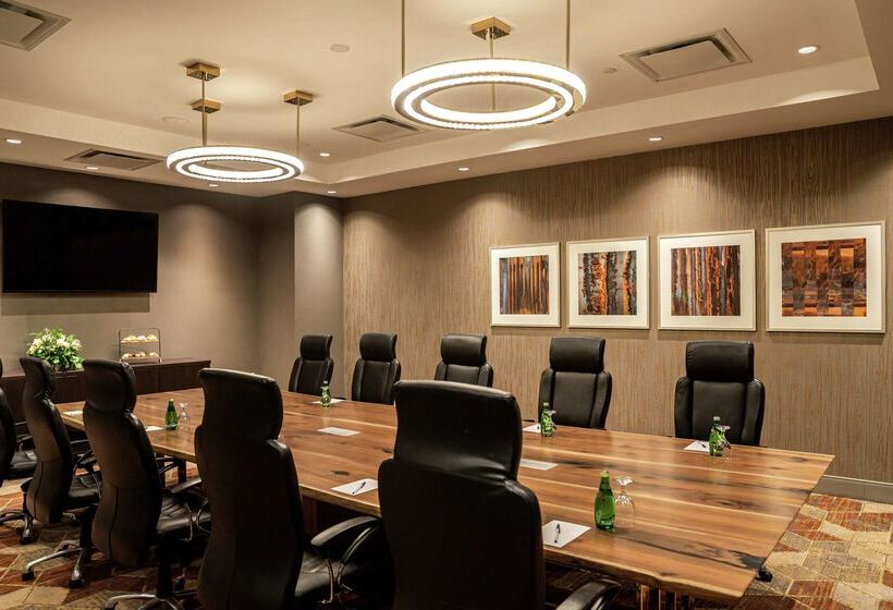 هتل Doubletree By Hilton Kitchener
