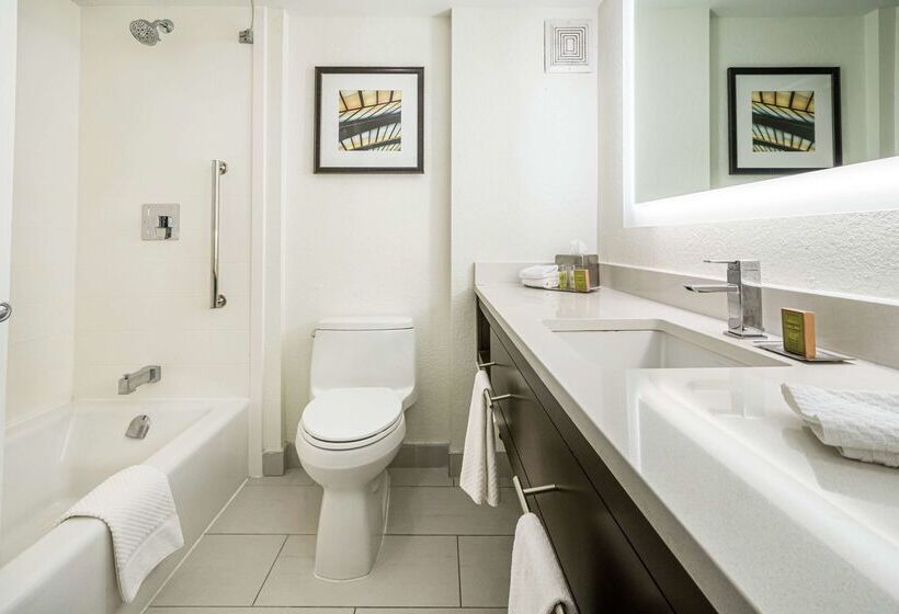 هتل Doubletree By Hilton Kitchener