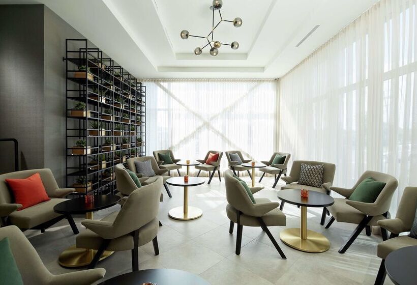 هتل DoubleTree by Hilton Montreal Airport