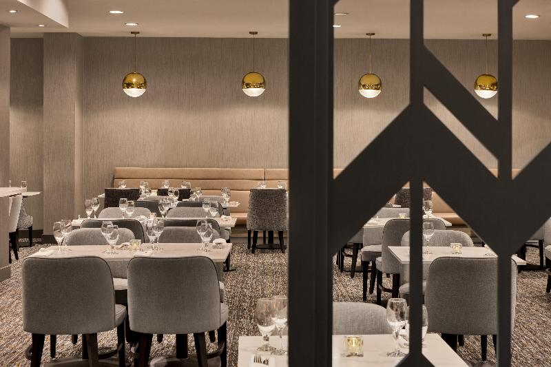 هتل Doubletree By Hilton Pointe Claire Montreal Airport West