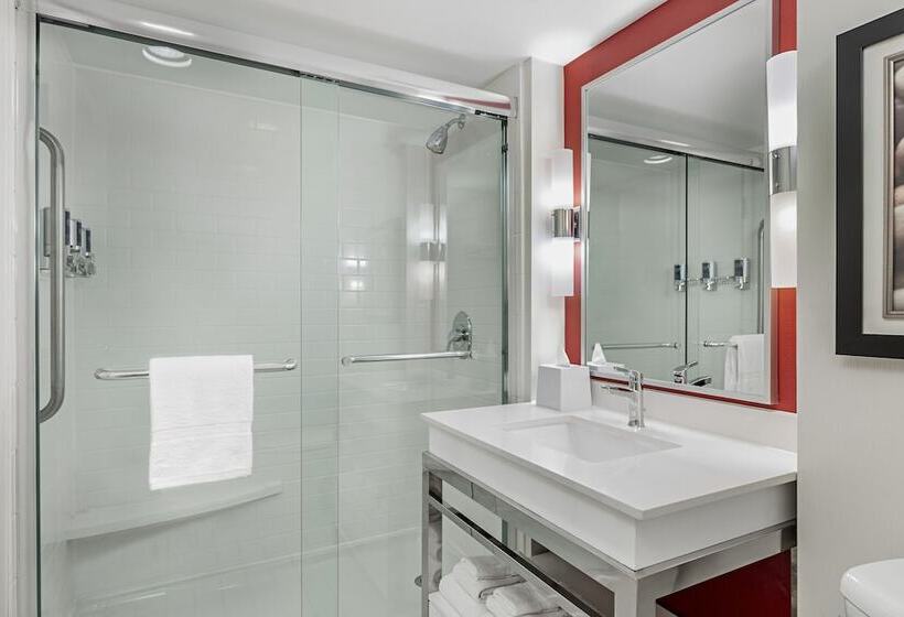 هتل Four Points By Sheraton London