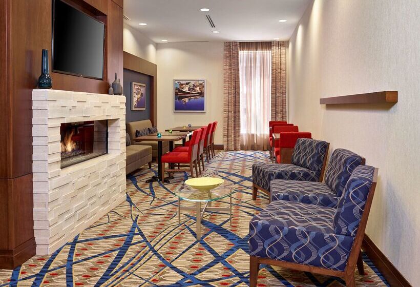 هتل Hampton Inn By Hilton Halifax Downtown
