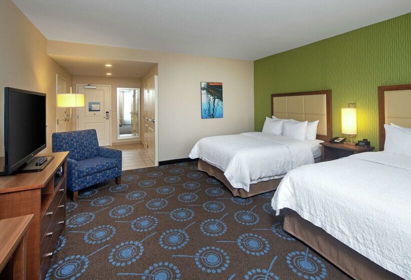 هتل Hampton Inn By Hilton Halifax Downtown