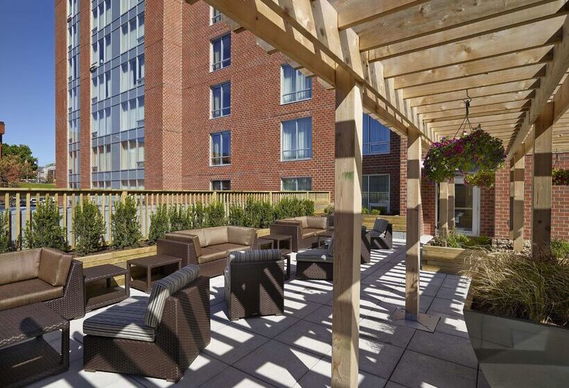 هتل Hampton Inn By Hilton Halifax Downtown