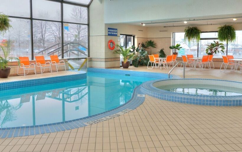 هتل Howard Johnson Plaza By Wyndham By The Falls Niagara Falls