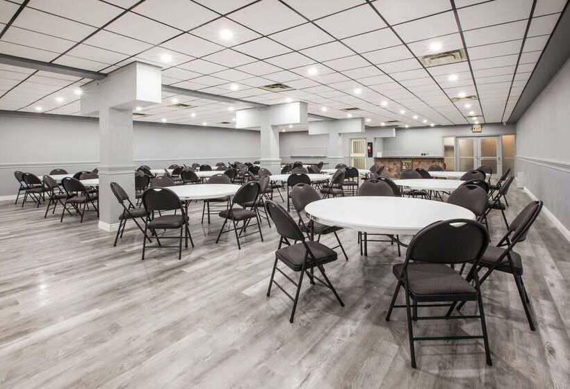 هتل Surestay Plus By Best Western Windsor