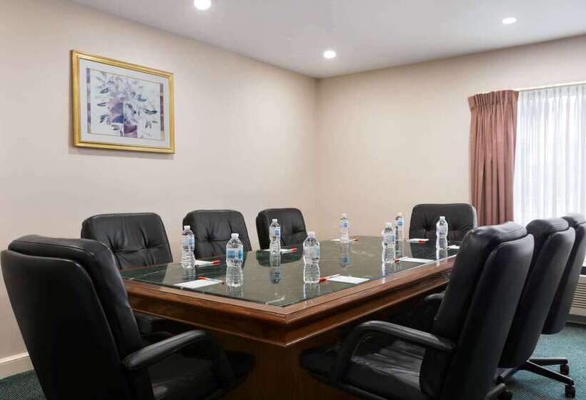 هتل Surestay Plus By Best Western Windsor