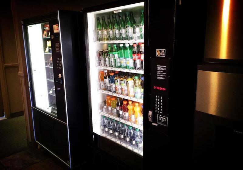 هتل Quality Inn & Suites Pe Trudeau Airport