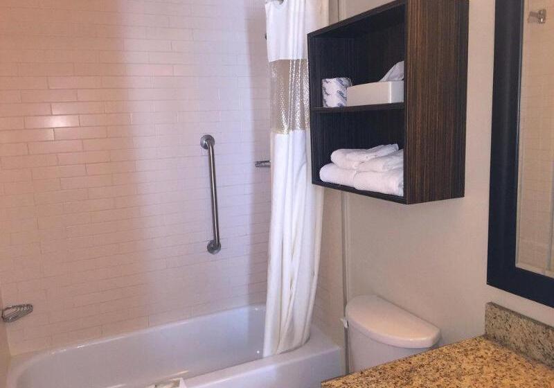هتل Quality Inn & Suites Pe Trudeau Airport