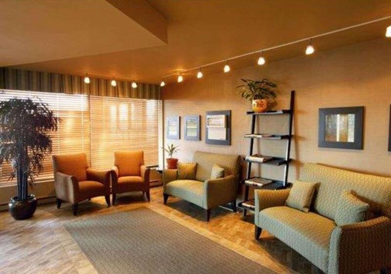 هتل Quality Inn & Suites Pe Trudeau Airport