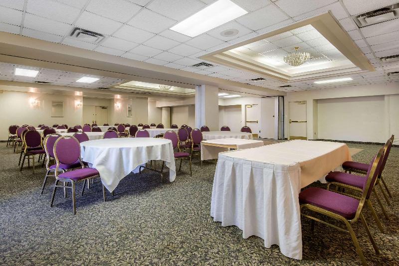 هتل Quality Inn & Conference Centre Downtown