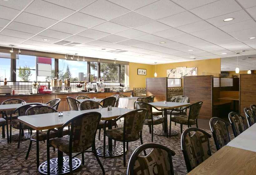 فندق Ramada By Wyndham Lethbridge
