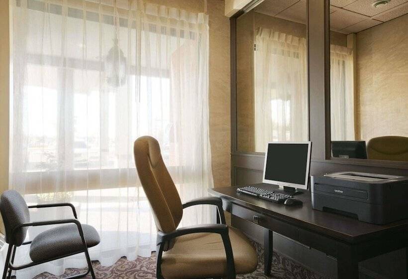 فندق Ramada By Wyndham Lethbridge
