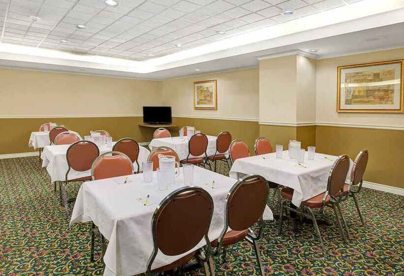 هتل Ramada By Wyndham Niagara Falls Near The Falls