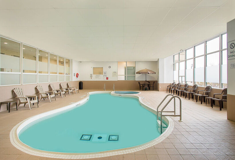 هتل Ramada By Wyndham Niagara Falls Near The Falls