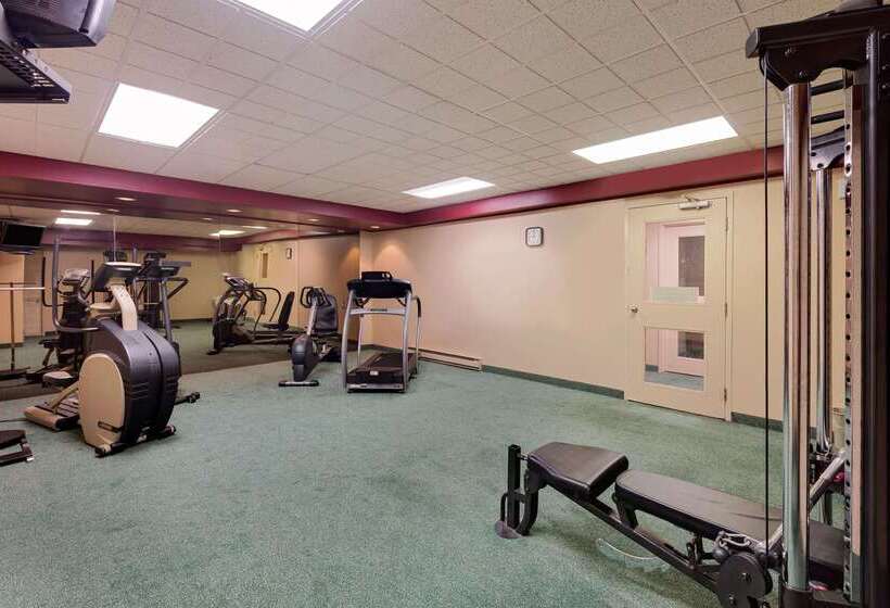 בית מלון כפרי Ramada By Wyndham Pinewood Park Resort North Bay
