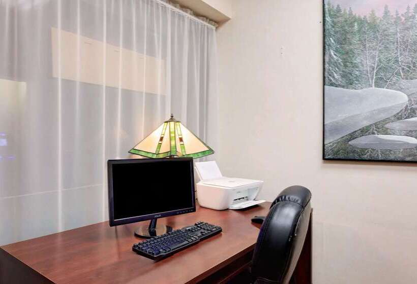 בית מלון כפרי Ramada By Wyndham Pinewood Park Resort North Bay