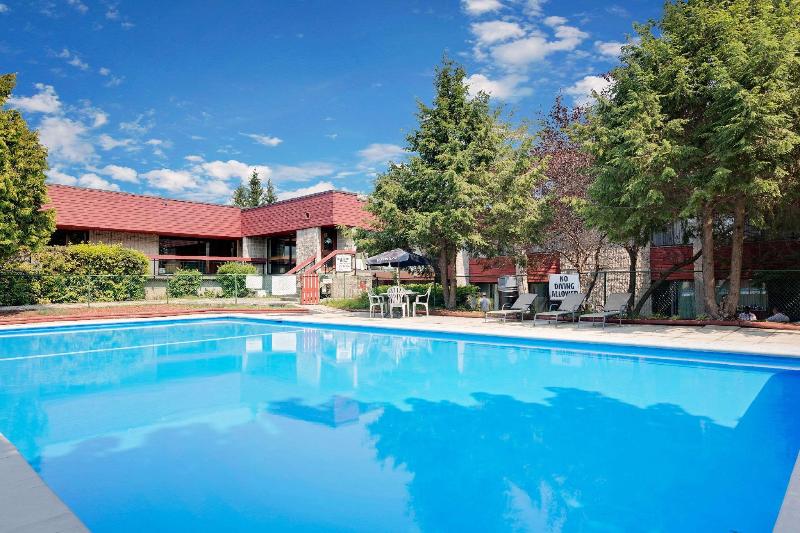 בית מלון כפרי Ramada By Wyndham Pinewood Park Resort North Bay