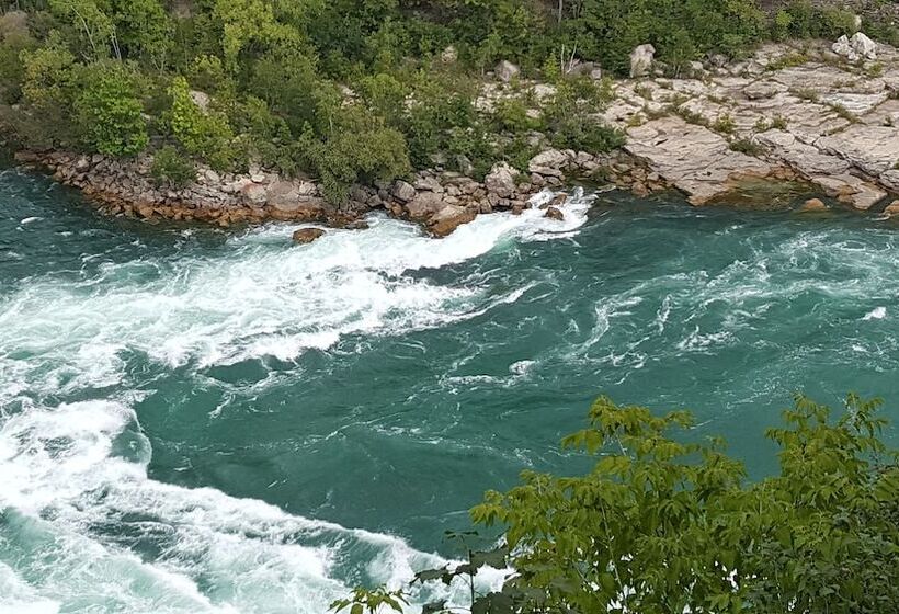 هتل River Rapids Inn