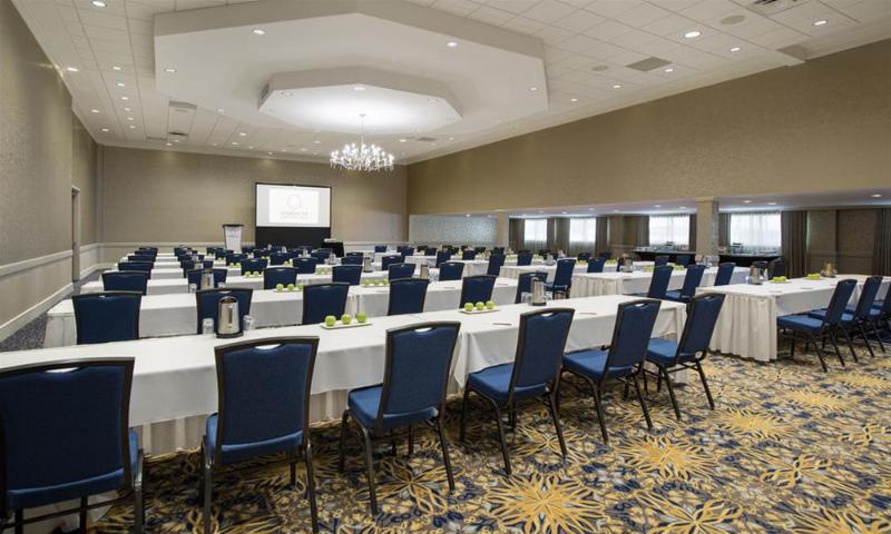 هتل Saskatoon Inn & Conference Centre