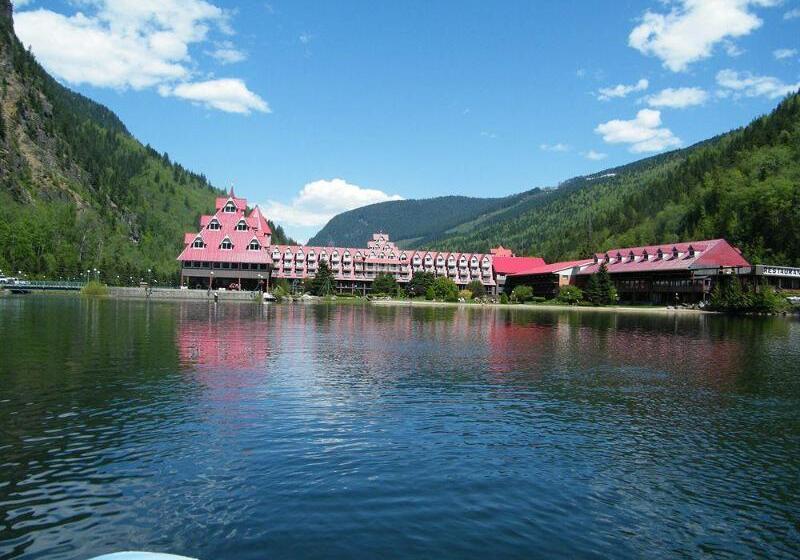هتل Three Valley Lake Chateau