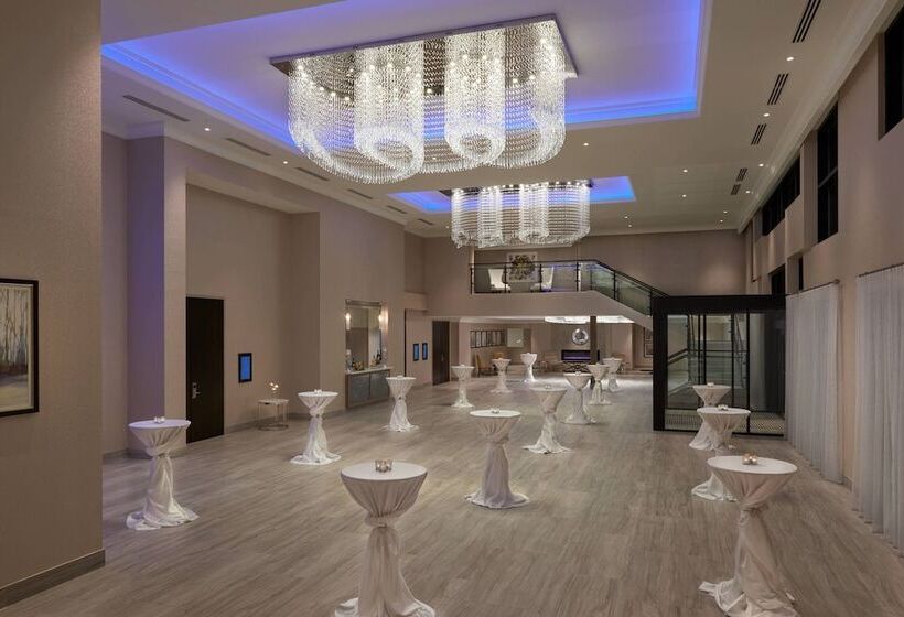 هتل Towneplace Suites By Marriott Oshawa