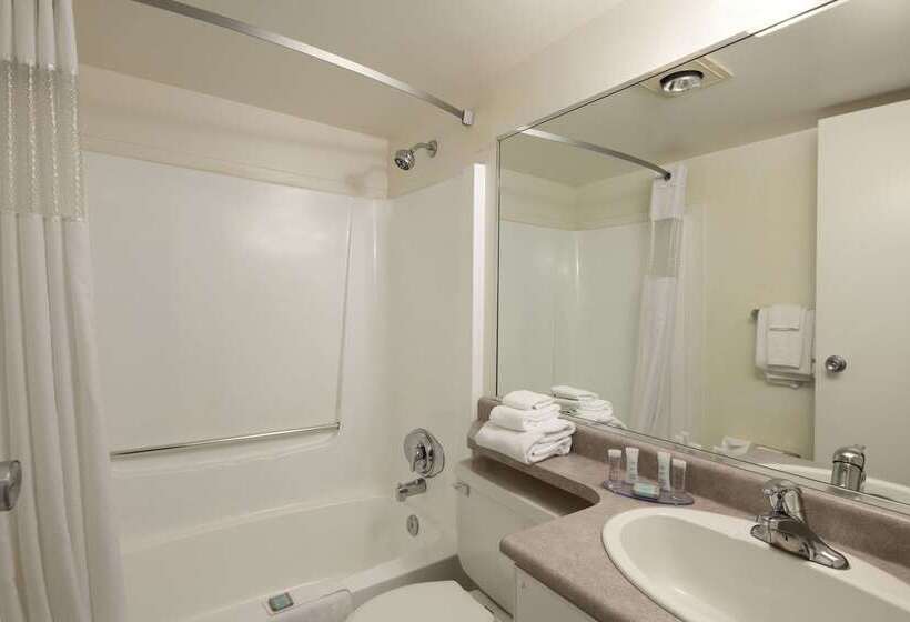 فندق Travelodge By Wyndham Nanaimo