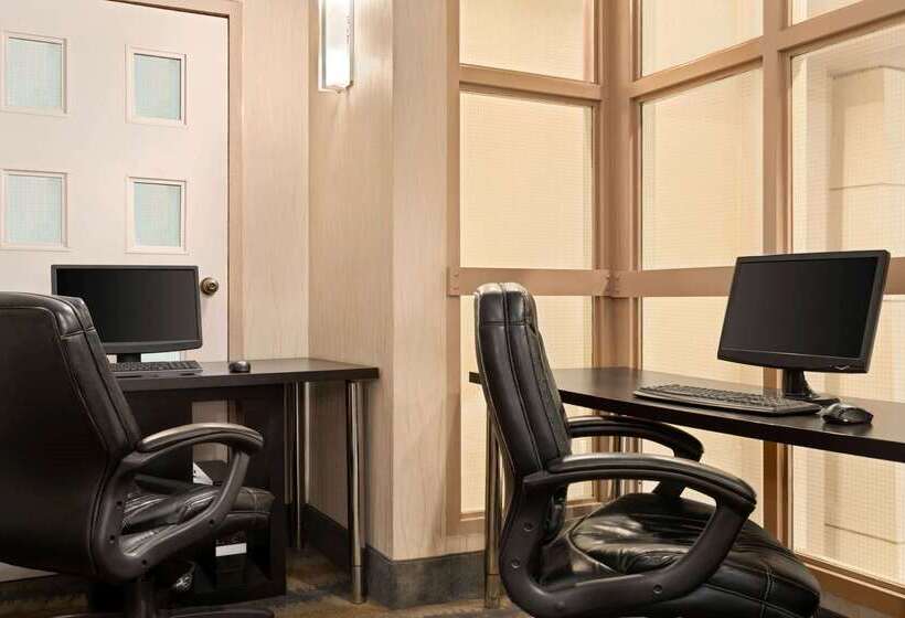 هتل Travelodge By Wyndham Oshawa Whitby