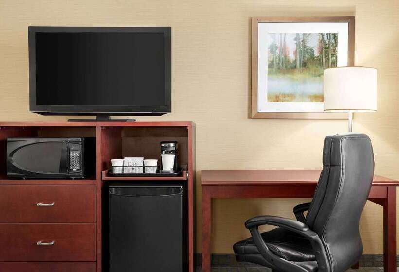 هتل Travelodge By Wyndham Oshawa Whitby