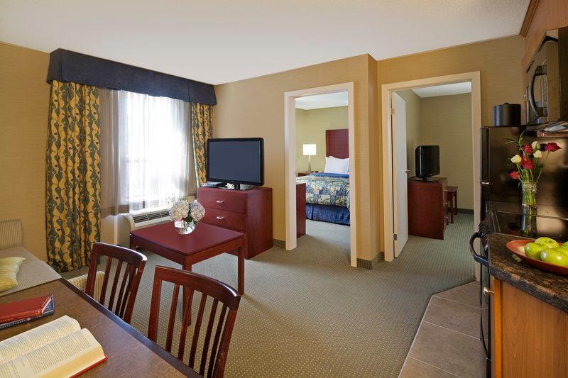 هتل Travelodge By Wyndham Oshawa Whitby