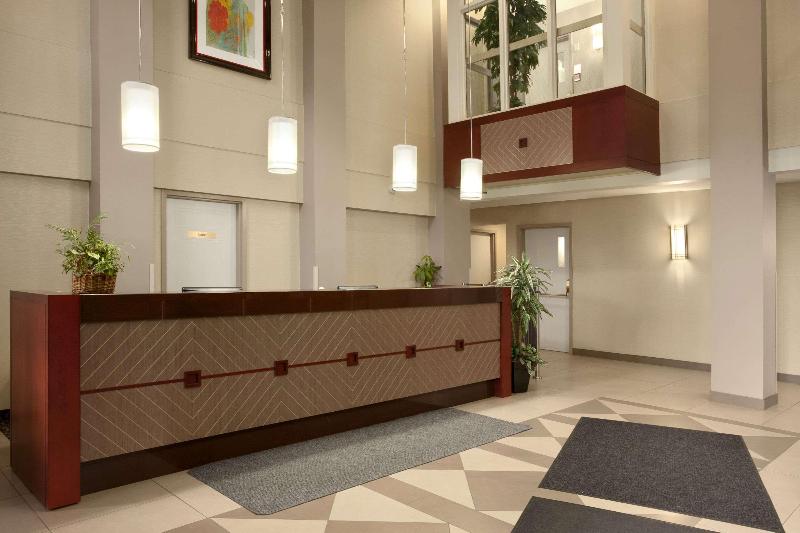 هتل Travelodge By Wyndham Oshawa Whitby