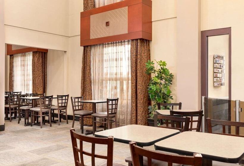 هتل Travelodge By Wyndham Oshawa Whitby
