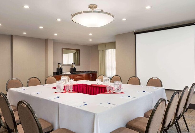 هتل Travelodge By Wyndham Oshawa Whitby