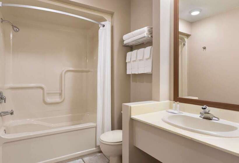 فندق Travelodge By Wyndham Simcoe