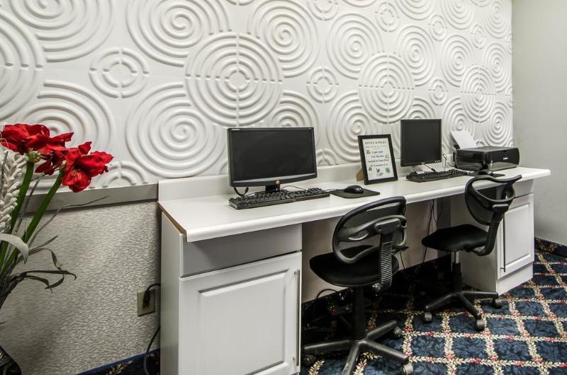 هتل Travelodge By Wyndham Prince Albert