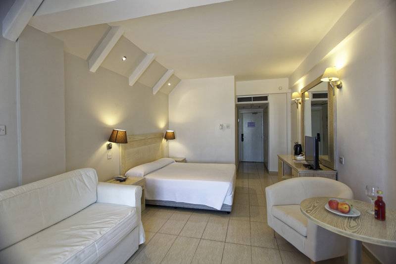 هتل Radisson Beach Resort Larnaca
