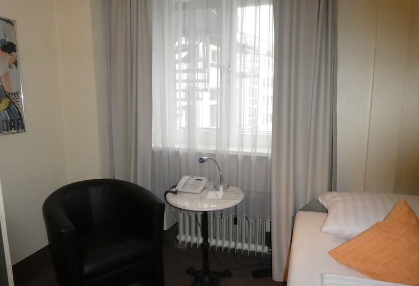 هتل Monopol City Centre