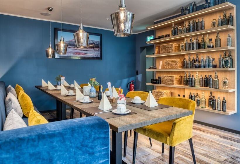 & Living Am Wartturm   Hotel & Apartments