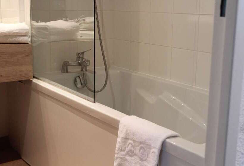 בית מלון כפרי Kyriad Nemours