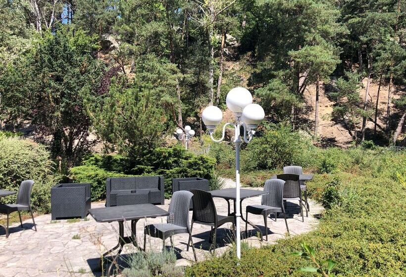 בית מלון כפרי Kyriad Nemours