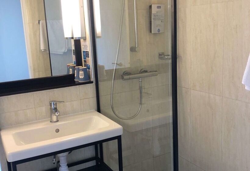 هتل Kyriad Argenteuil