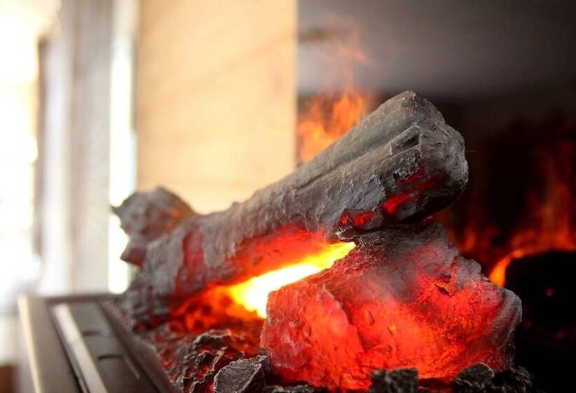 ホテル Logis Les Charmilles Chalonsursaone Sud