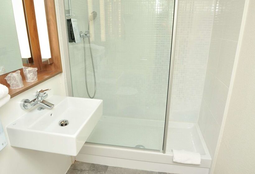 Отель Campanile Clermont Ferrand Le Brezet