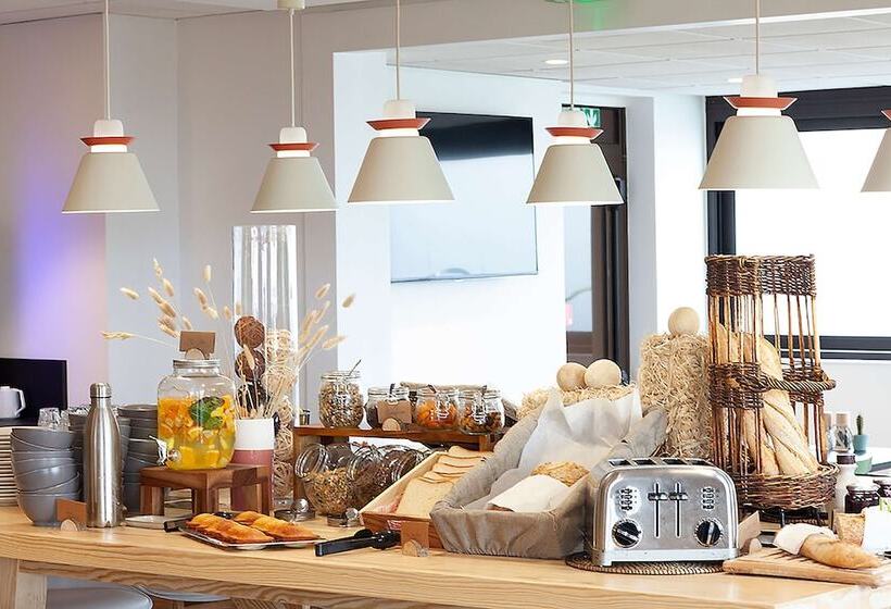 Отель Campanile Clermont Ferrand Le Brezet