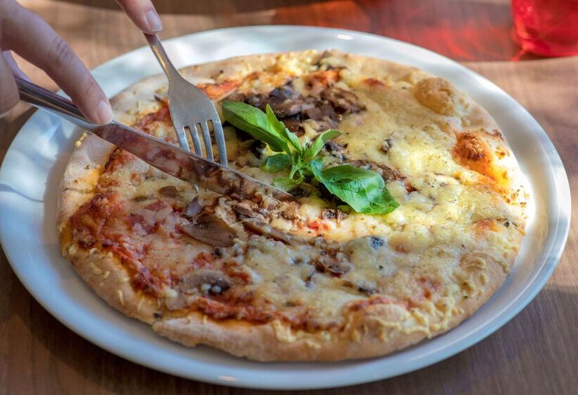 Отель Campanile Montesson Le Vesinet