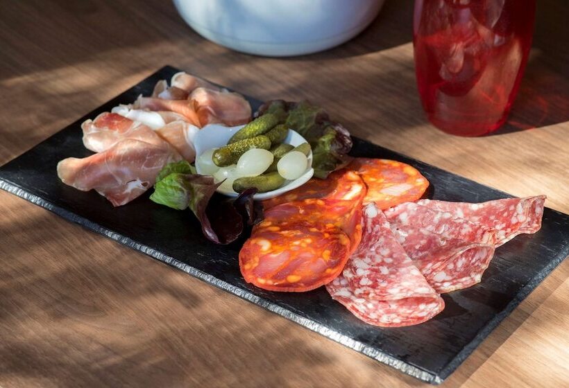 Отель Campanile Montesson Le Vesinet