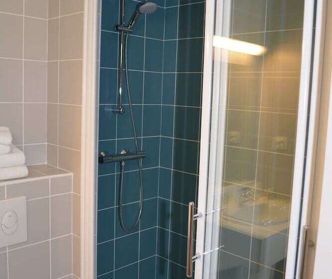 Отель Hôtel Le Lyon Bron