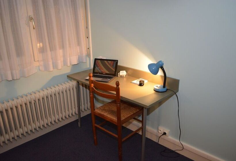 Отель Hôtel Le Lyon Bron