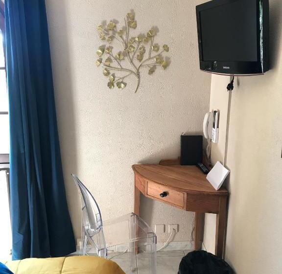 ホテル Logis Hôtel Le Manoir & Lounge